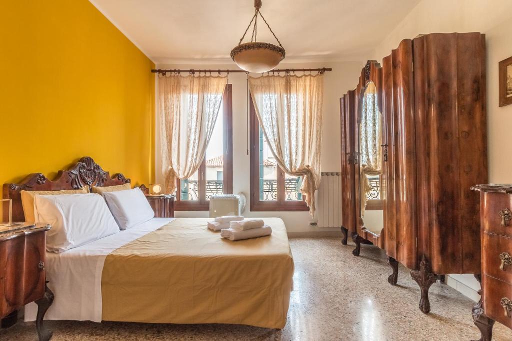 Colombina House close to the Train Station