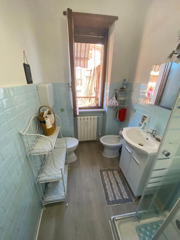 Ett badrum på Appartamento Lella zona Terme Centro e vicino Villa Igea sito in Via Emilia 29