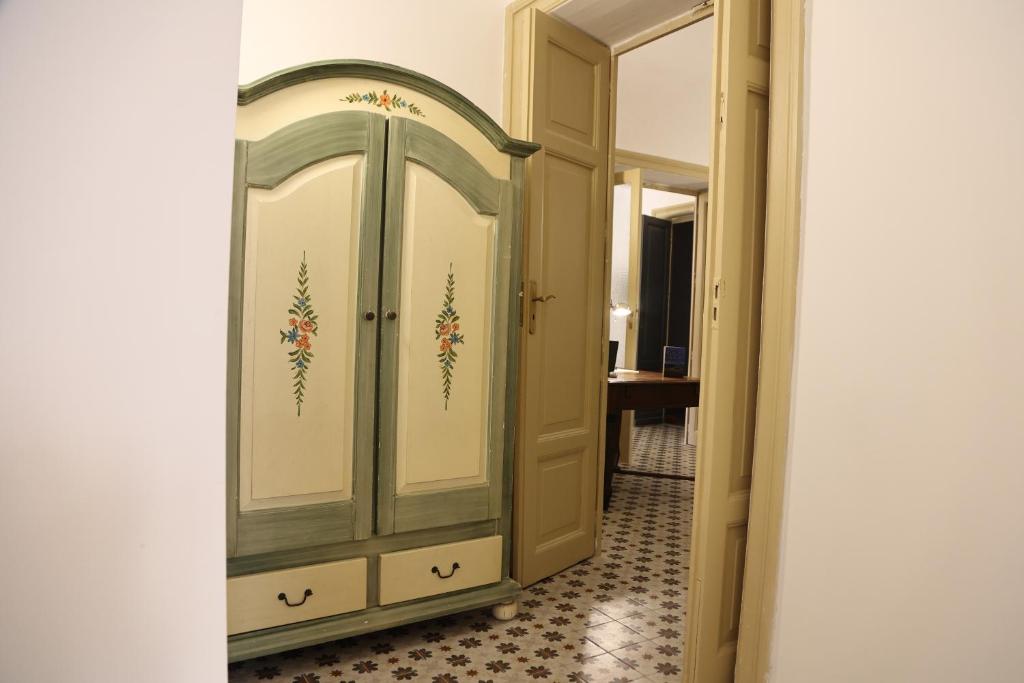 korytarz z szafką z namalowanymi kwiatami w obiekcie Charme in centro - Tourist rental w mieście Agrigento