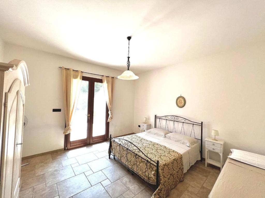 una camera con un letto e una grande finestra di Villa Olivia a Tricase