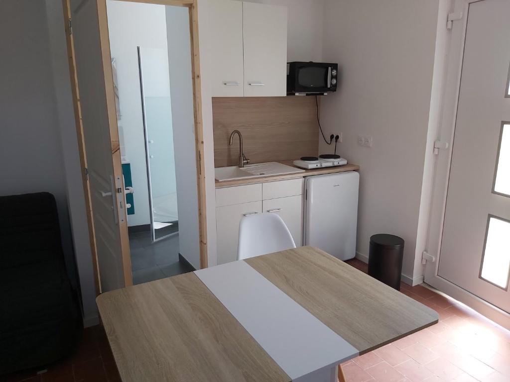 Kuchyň nebo kuchyňský kout v ubytování Maisonnette 40 m2 pour 5 personnes