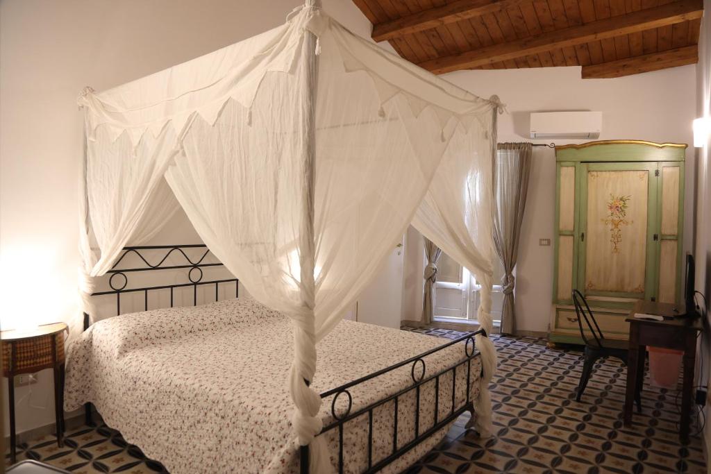 Łóżko lub łóżka w pokoju w obiekcie Charme in centro - Tourist rental