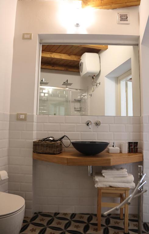 łazienka z umywalką i lustrem w obiekcie Charme in centro - Tourist rental w mieście Agrigento