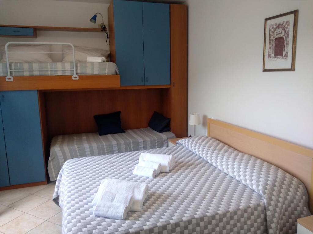 ein Schlafzimmer mit 2 Betten und Handtüchern darauf in der Unterkunft Casa Maggiali in Porto Venere