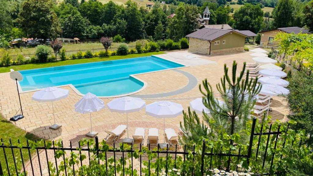 an overhead view of a swimming pool with umbrellas at Комплекс Омайник in Kalofer