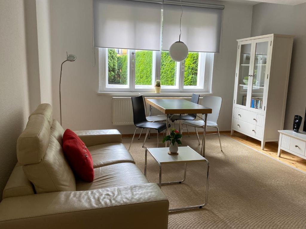 een woonkamer met een bank en een tafel bij Quartier an der Elbe in Dresden