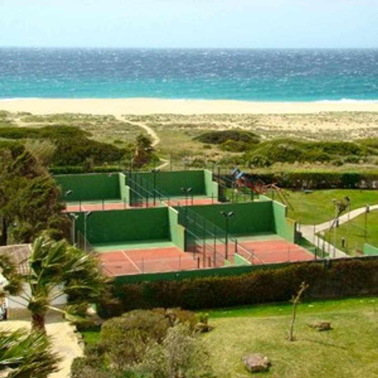 Tenis alebo squash v ubytovaní Semifrontal con vistas a pie de playawifi alebo jeho okolí
