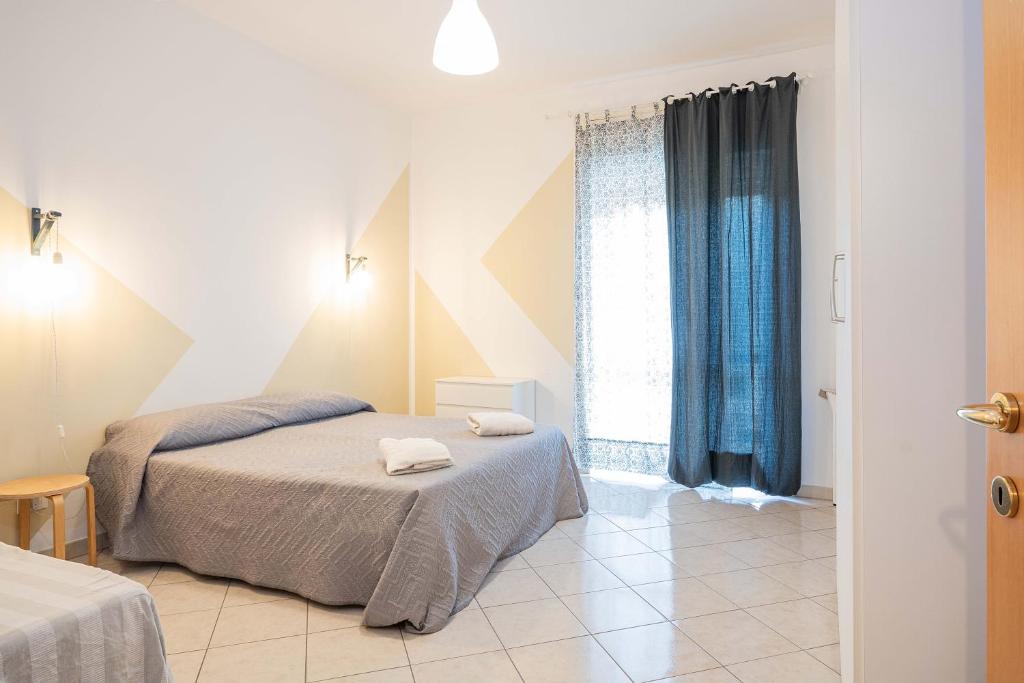 um quarto com uma cama com duas toalhas em NUOVO APPARTAMENTO BEIGE em Bari