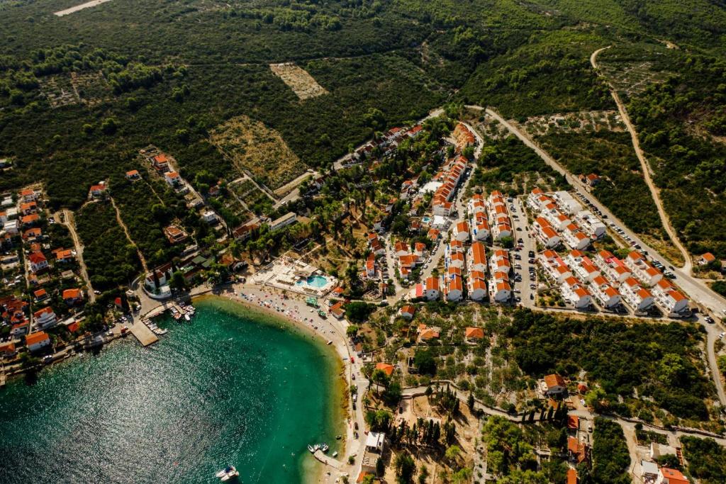 una vista aerea di un resort vicino all'acqua di Villa Ivan a Nečujam