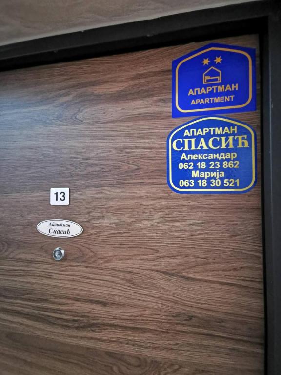 Majutusasutuses Spasić olev sertifikaat, autasu, silt või muu dokument