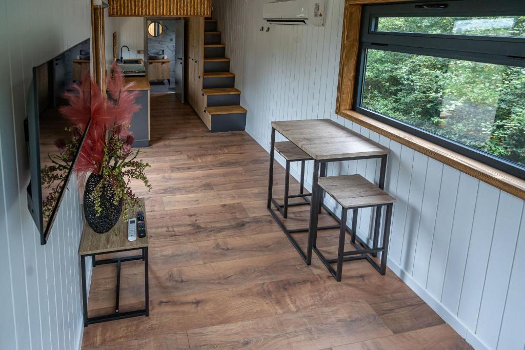 TV a/nebo společenská místnost v ubytování Tiny Houses At Sea