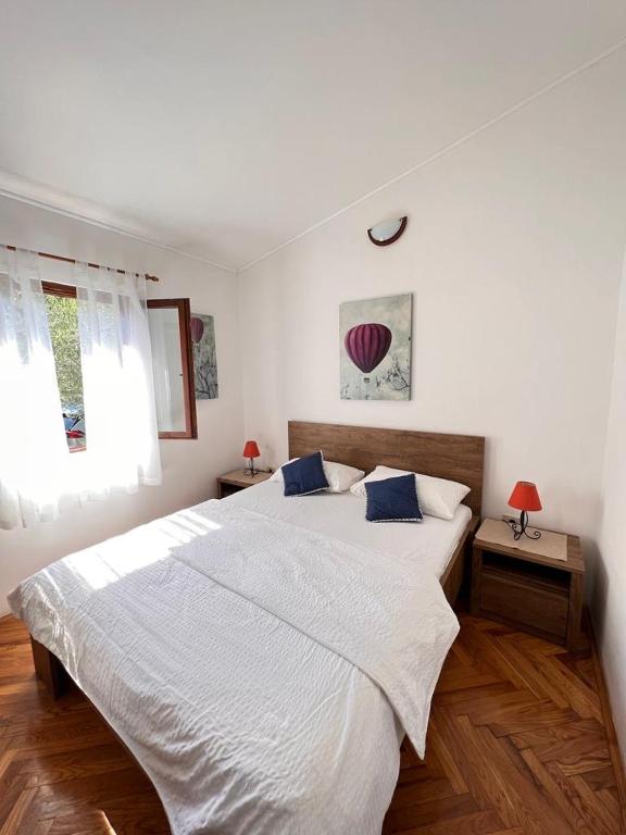 Łóżko lub łóżka w pokoju w obiekcie Apartments Valentinovo