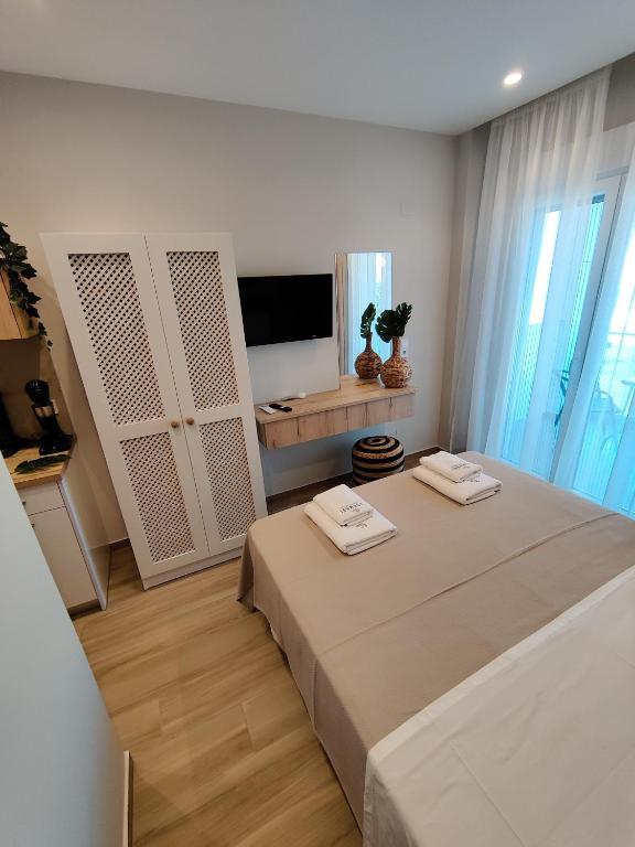 Postel nebo postele na pokoji v ubytování CONMARI LUXURY STUDIOS
