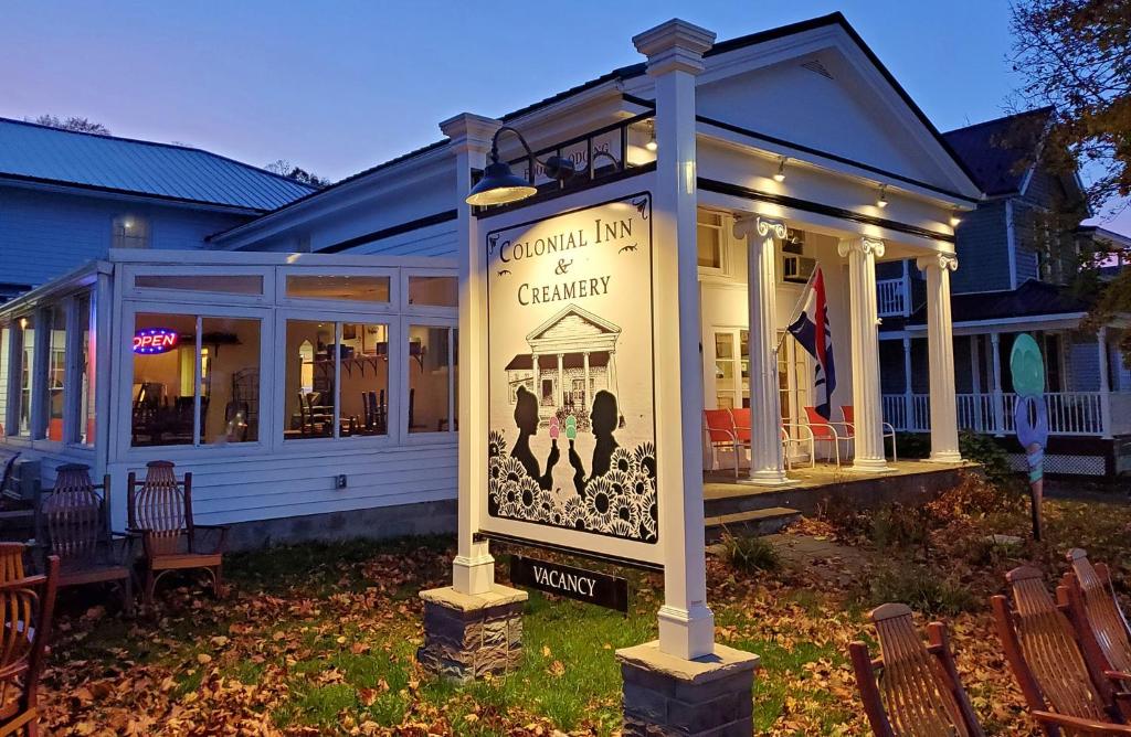 un bâtiment avec un panneau devant lui dans l'établissement The Colonial Inn & Creamery, à Watkins Glen