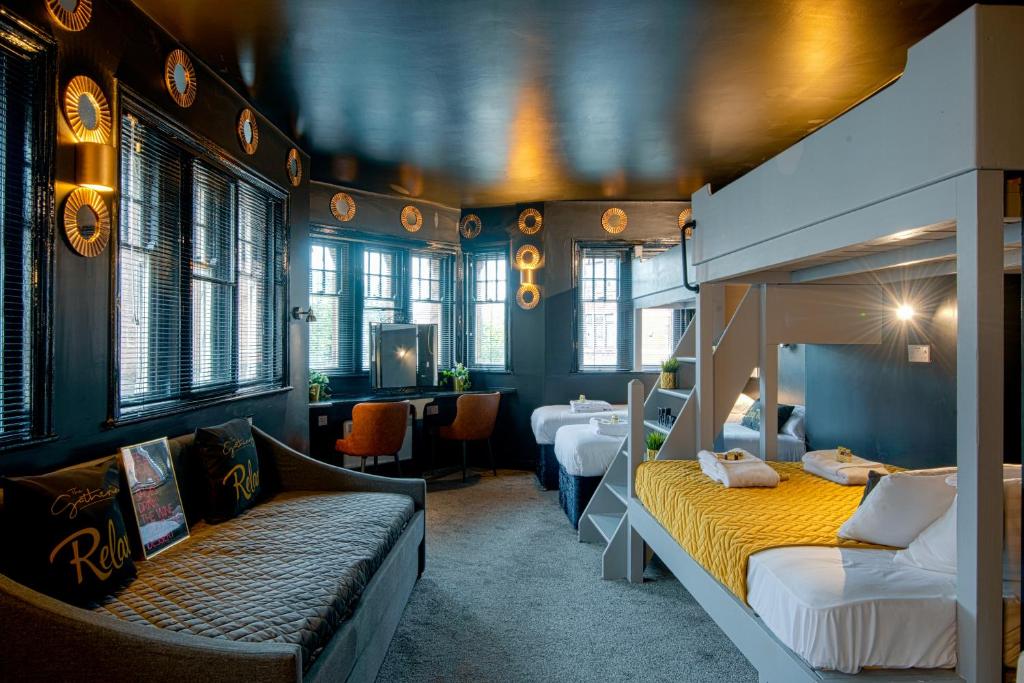 una camera con due letti e un divano in esso di The Lombard House - Sleeps Up To 12 a Chester
