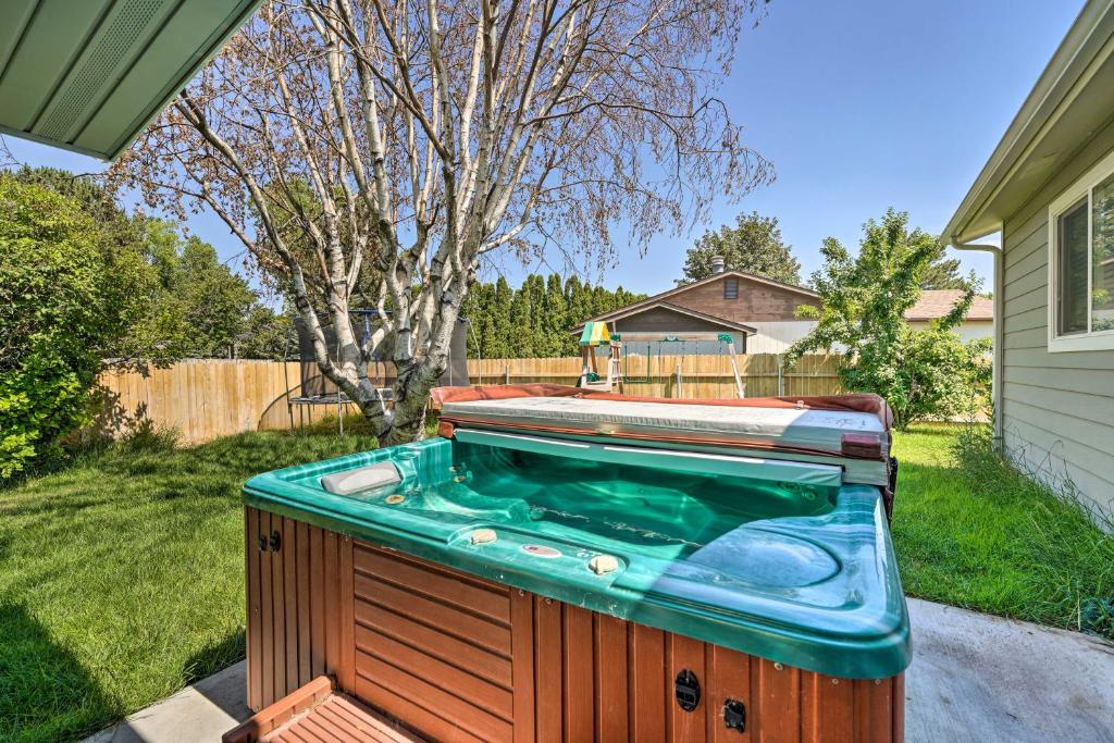 una bañera de hidromasaje en el patio trasero de una casa en Lovely Twin Falls Home with Private Hot Tub! en Twin Falls