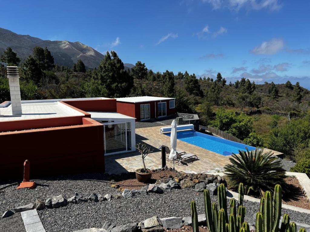 エル・パソにあるPuesta de Solのモダンな家屋で、庭にスイミングプールがあります。