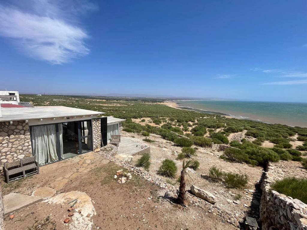 een luchtzicht op een huis en de oceaan bij Dar Youssef : l'océan à perte de vue.... in Wassane