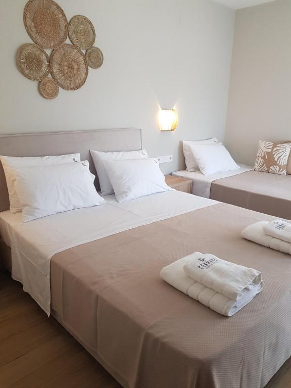 Postel nebo postele na pokoji v ubytování CONMARI LUXURY STUDIOS