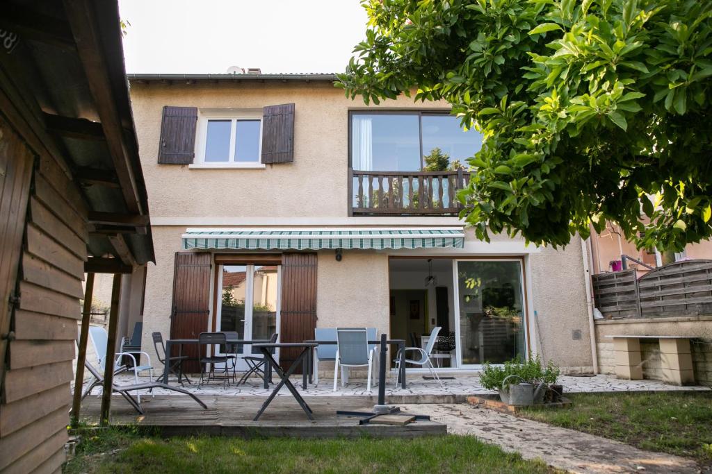 a house with a patio with a table and chairs at Maison avec jardin à 2mn du centre in Périgueux