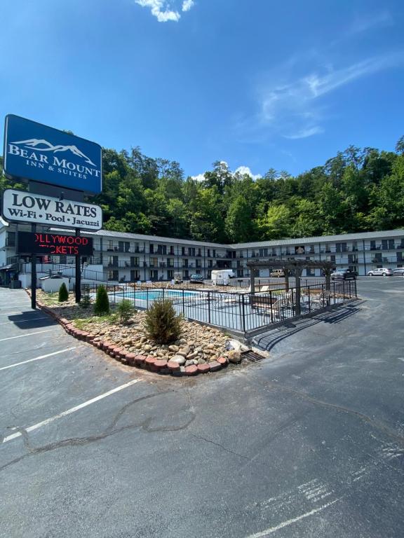 budynek z tabliczką przed parkingiem w obiekcie Bear Mount Inn & Suites w mieście Pigeon Forge