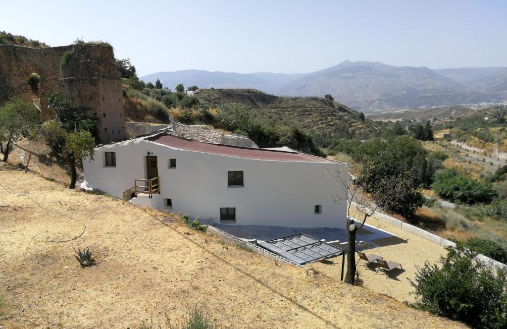 una casa bianca in mezzo a una collina di Molino Mio a Lúcar