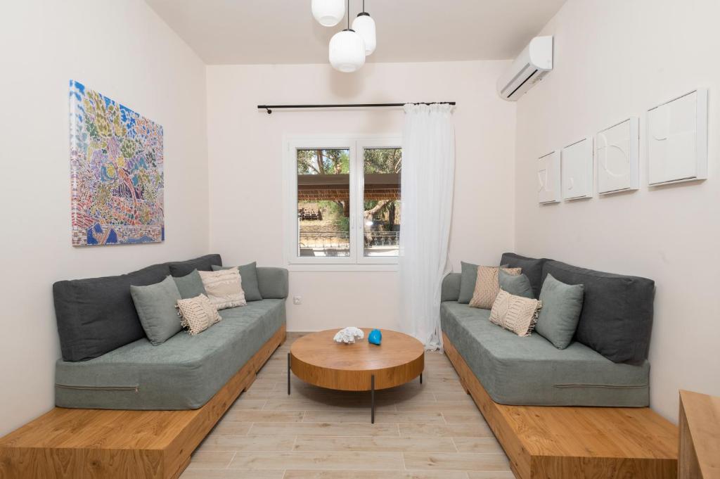 een woonkamer met 2 banken en een salontafel bij Camara Luxury Apartments (Deluxe Apartment) in Pylos