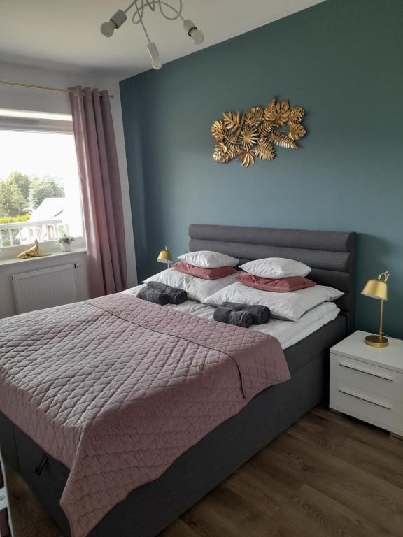 um quarto com uma cama com uma parede azul em Gawra Gustawa em Ustrzyki Dolne