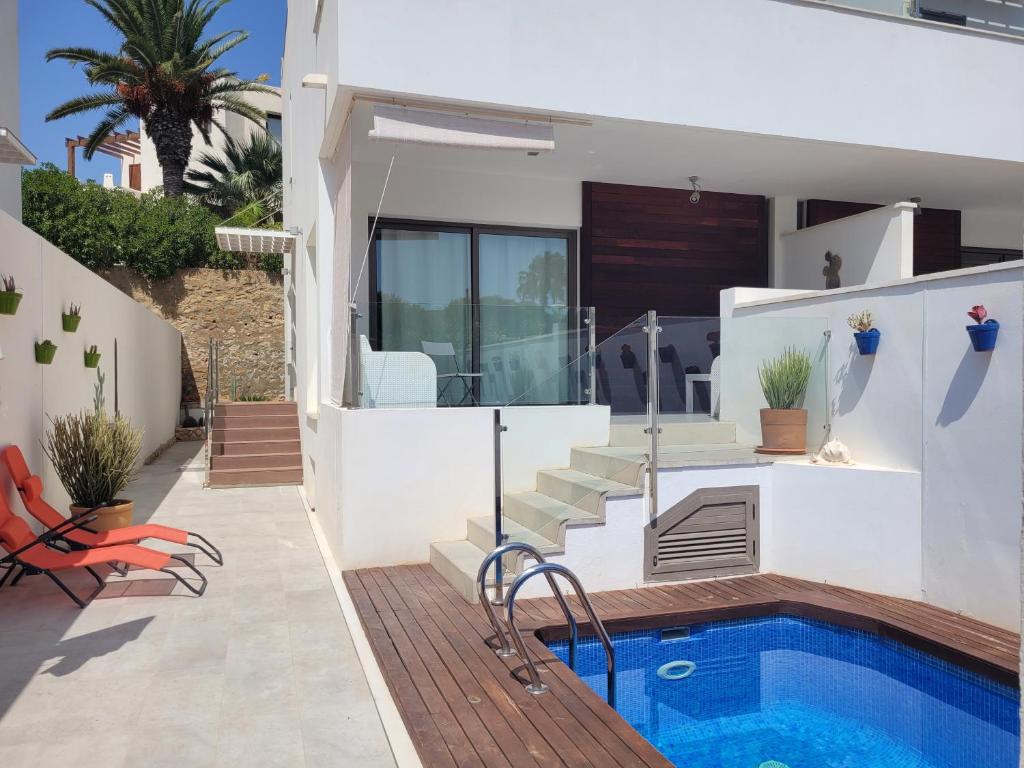 una villa con piscina e una casa di CASA LA ROCA a Agua Amarga