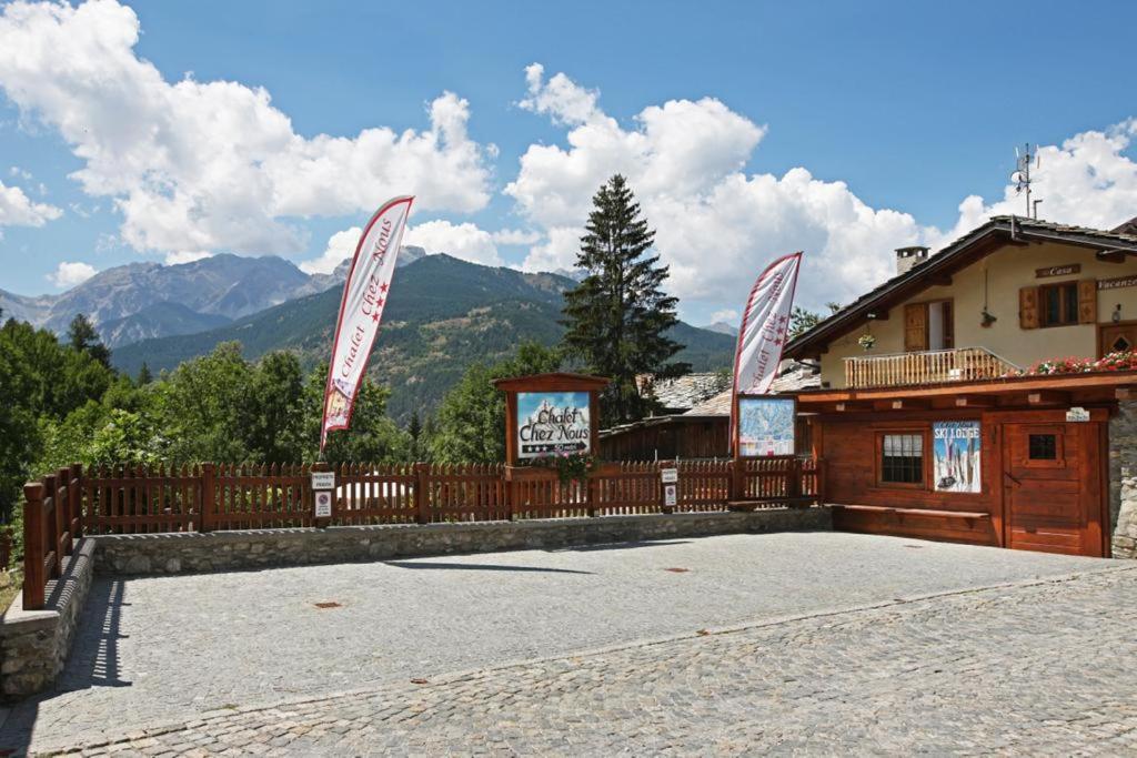 drewniany płot przed budynkiem w obiekcie Chalet Chez Nous w mieście Sauze dʼOulx