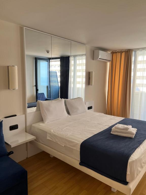 Llit o llits en una habitació de The best beach aparthotel Orbi city Batumi