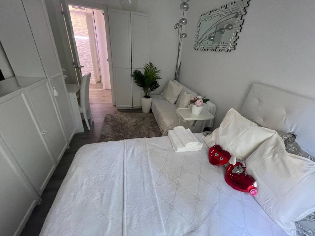 Postel nebo postele na pokoji v ubytování LUXURY room en MADRID