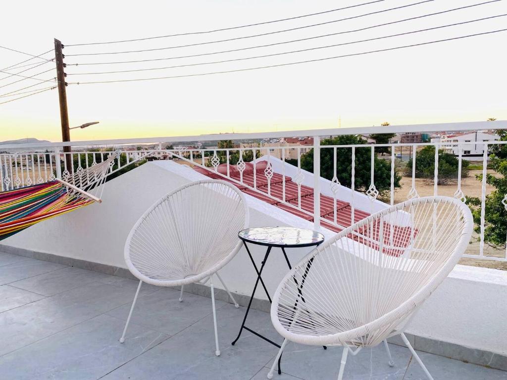 Balkón nebo terasa v ubytování Exclusive Villa Larnaca - 8 plus sleeps - 2 min from BEACH - Big Private Pool