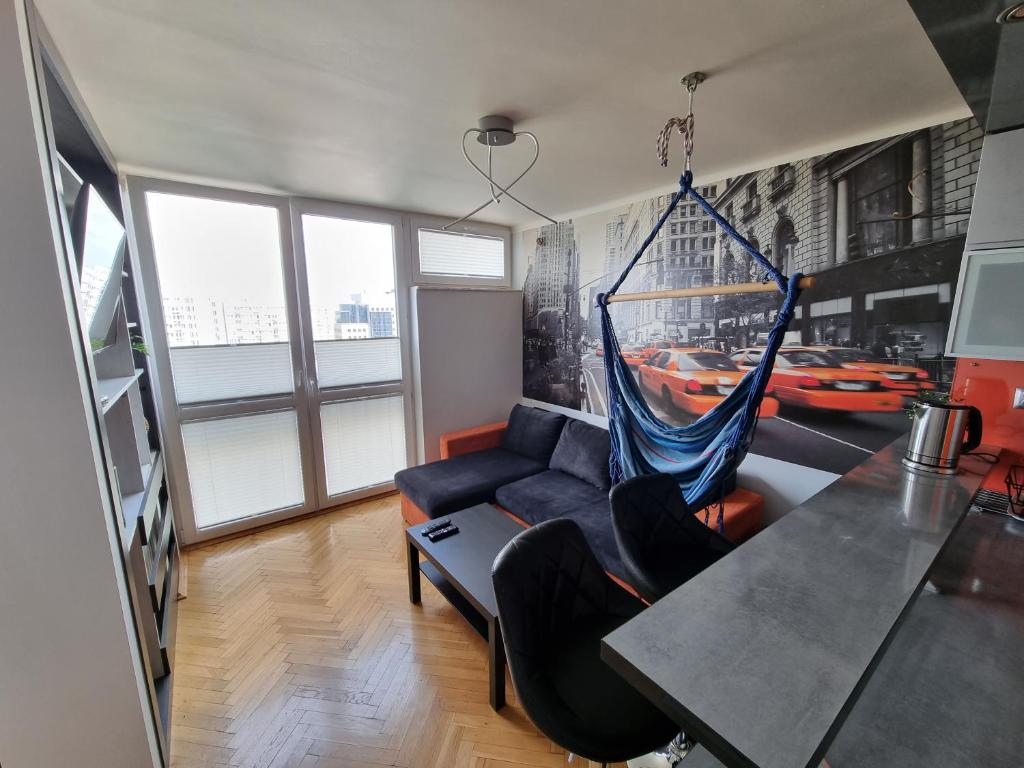 uma sala de estar com uma rede de descanso pendurada no tecto em Centrum Warszawa - Center of Warsaw em Varsóvia