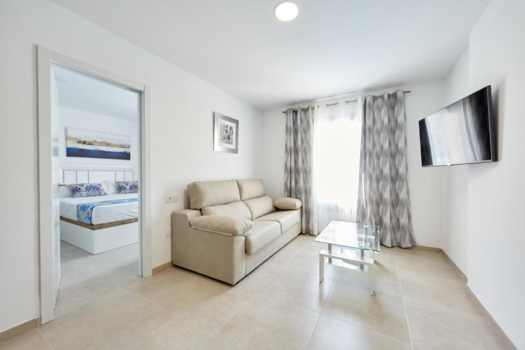 TV a/nebo společenská místnost v ubytování Sonrisa Deluxe Apartments, Levante