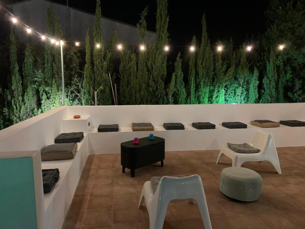 een kamer met een bank, stoelen en verlichting bij Quinta Las Galgas in Calpe