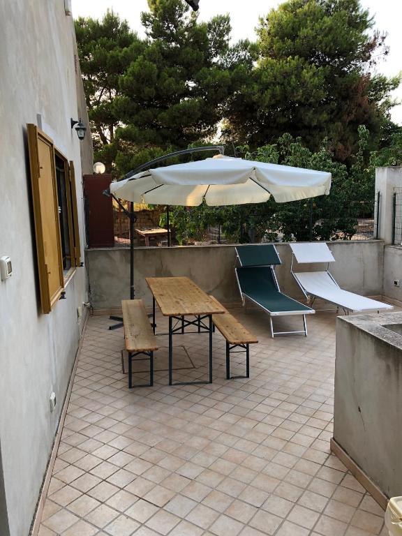 Villa Alfonso con vista mare的庭院或其他户外区域