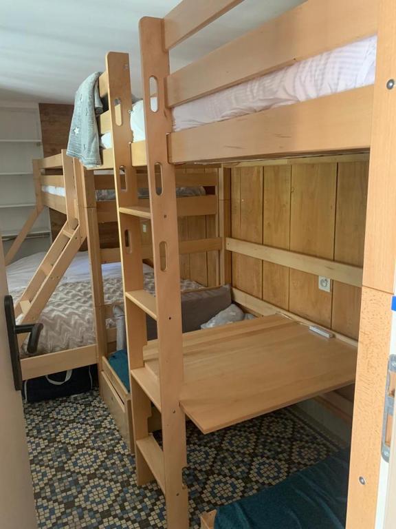 Łóżko lub łóżka w pokoju w obiekcie Gîte de la Couze pavin