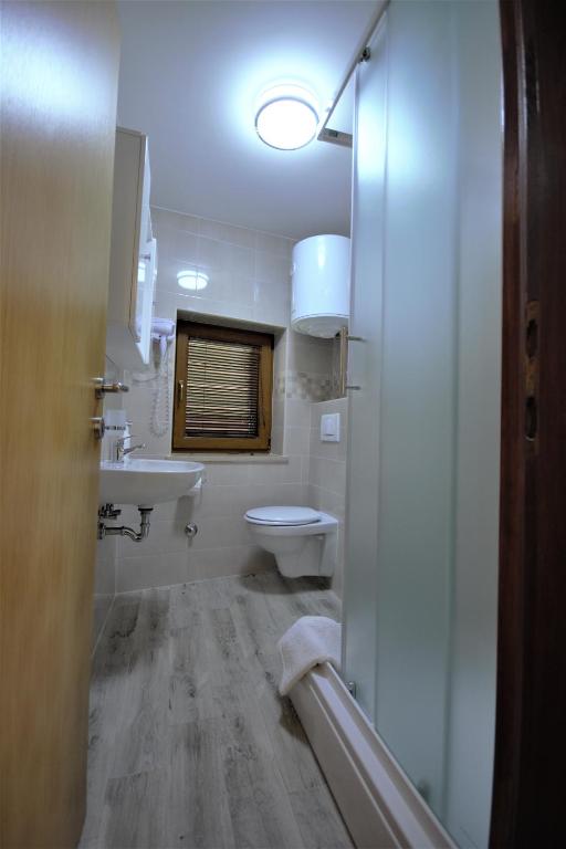 Kúpeľňa v ubytovaní XXL Holiday Home with Pool