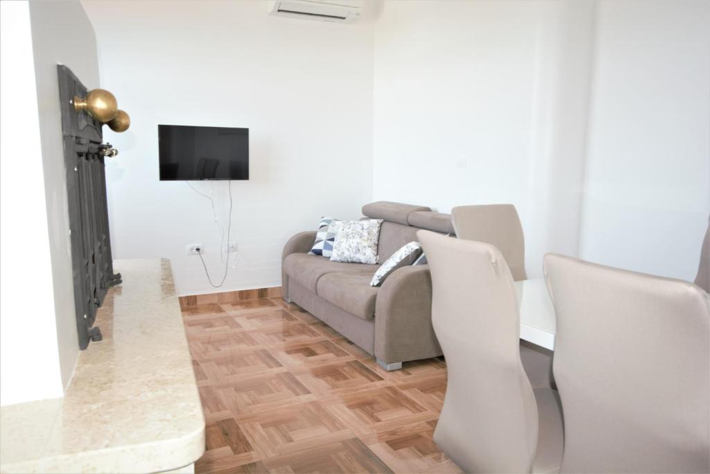 Televízia a/alebo spoločenská miestnosť v ubytovaní XXL Holiday Home with Pool