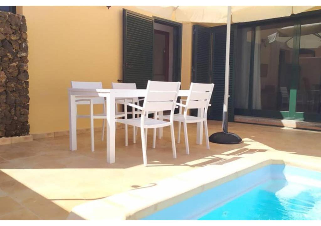 Bazén v ubytování Anahi Homes Corralejo- Dracaena 20 nebo v jeho okolí