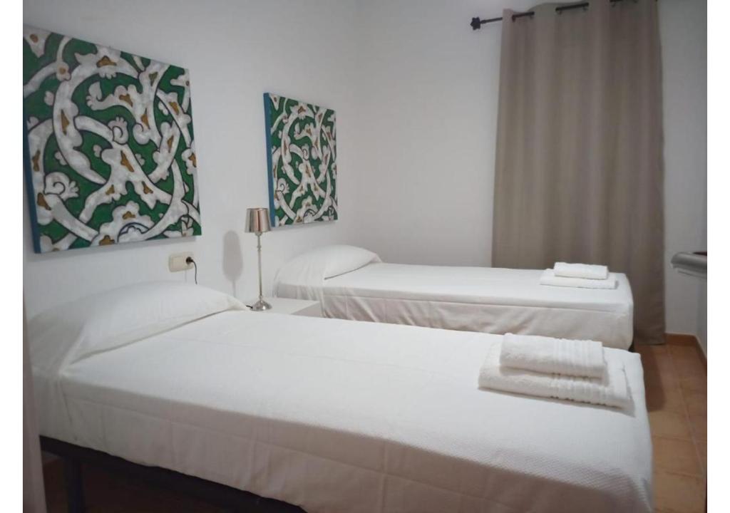 2 camas en una habitación con sábanas blancas en Anahi Homes Corralejo -Villa Codeso 7, en La Oliva