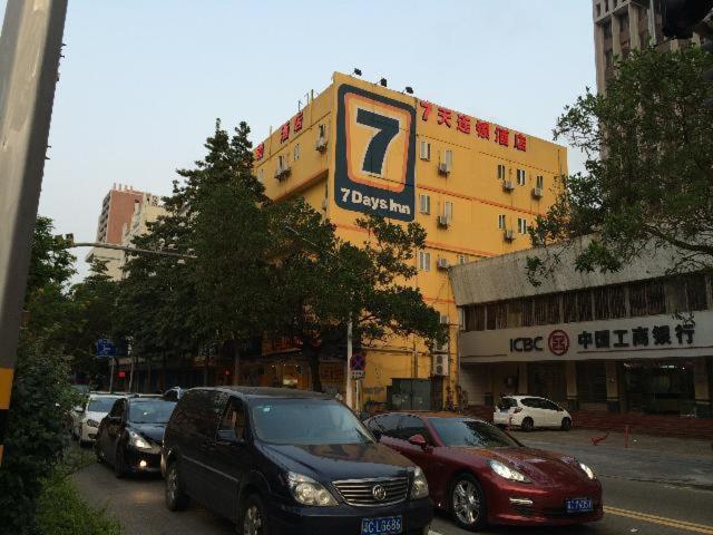 a busy city street with cars parked in front of a building at 7Days Inn Zhuhai Jida Duty Free Store in Zhuhai