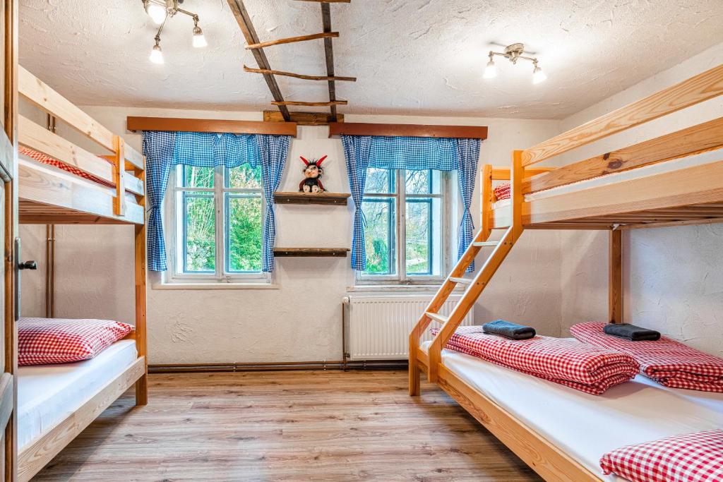 Postel nebo postele na pokoji v ubytování Čertův mlýn - pohádková chalupa - Jizerské hory