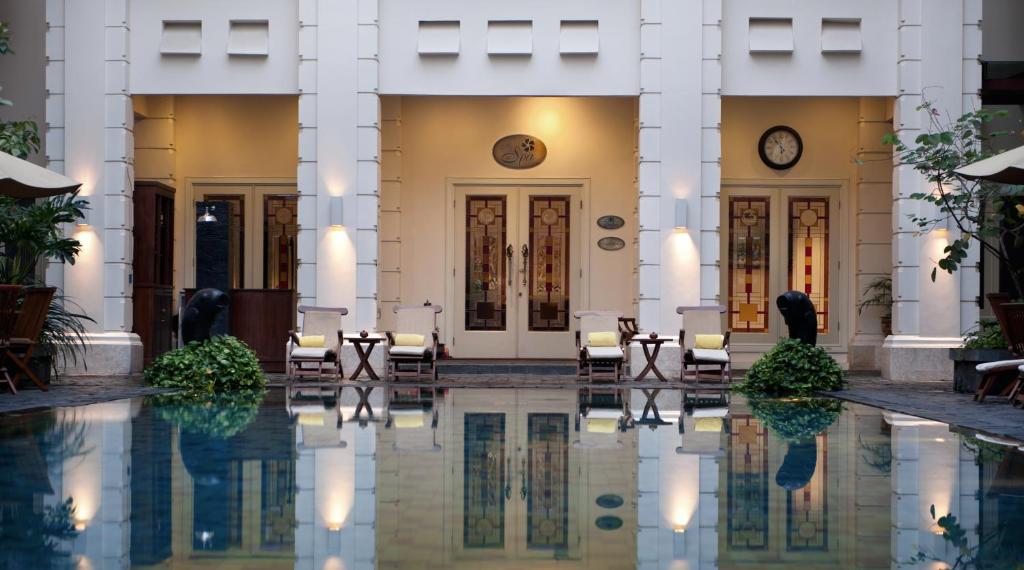 Bazén v ubytování The Phoenix Hotel Yogyakarta - Handwritten Collection nebo v jeho okolí