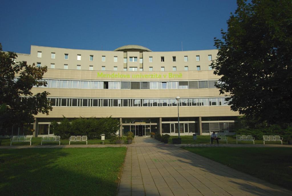 un bâtiment avec un panneau à l'avant dans l'établissement Kolej Akademie, à Brno