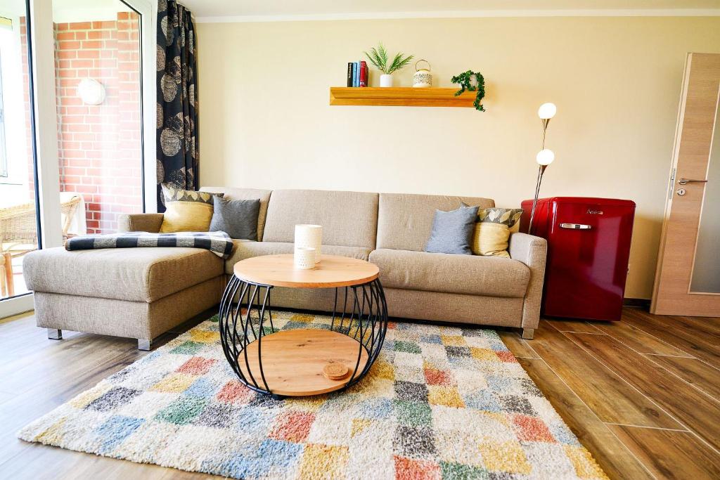 ein Wohnzimmer mit einem Sofa und einem Tisch in der Unterkunft Haus Horizont HZ13 in Cuxhaven