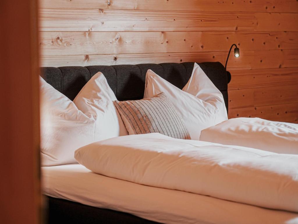 Letto o letti in una camera di Hochleben-Chalets am Erlebnisbauernhof Steinerhof