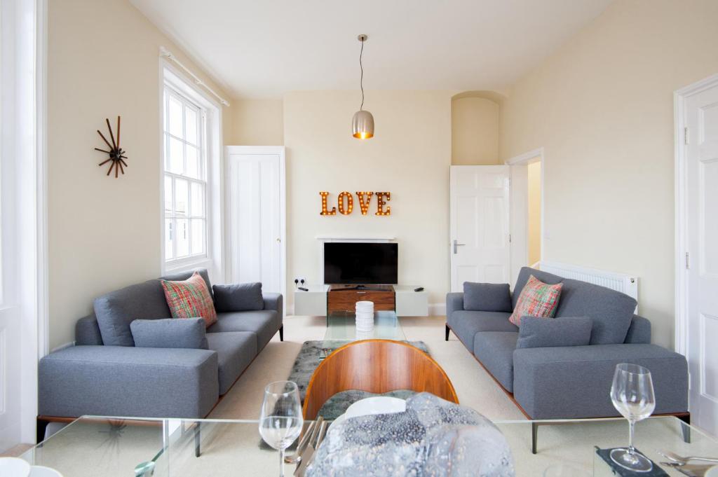 Two Bedroom Duplex Town Centre Serviced Apartment, Cheltenham (updated