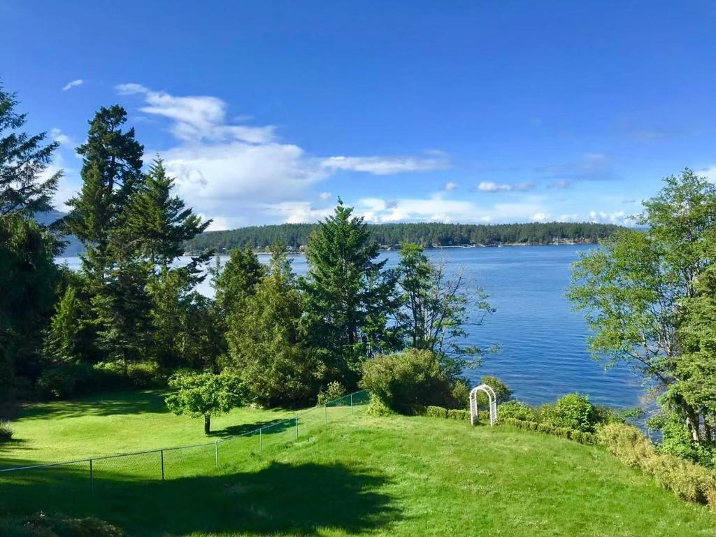 Ocean view 3 bedrooms & petsfriendly, North Saanich (updated prices 2024)